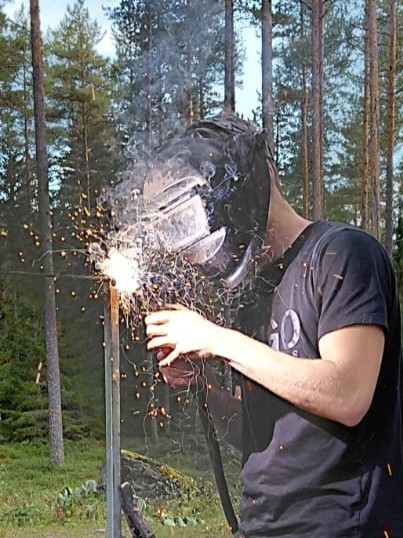 Juho hitsaamassa